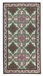 Tapete arraiolo, confeccionado em tapeçaria de lã com decoração geométrica e arabescos estilizados em tons de verde, vinho e creme. Bordadura floral contínua e verso forrado em tecido. Peça de elegante composição decorativa. Mede 1,37cm x 73cm.