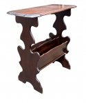 Porta-revistas em madeira nobre patinada, com tampo recortado e laterais vazadas em elegante desenho ondulado. Estrutura leve e funcional, de inspiração colonial, ideal para compor ambientes clássicos e acolhedores. Mede 60 cm altura x 30 cm largura x 60 cm comprimento.