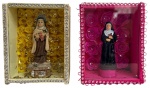 Par de pequenos oratórios decorativos contendo imagens de Santa Terezinha e Santa Rita, em caixas de madeira ornamentadas com aplicações de pedrarias, revestimento floral papel machê e visor frontal em vidro transparente. Peças de caráter devocional e decorativo, em policromia. Med. 12 x 9,5 cm cada.