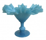 FRANÇA - Centro de mesa em opalina francesa azul turquesa leitosa, com exuberantes bordas onduladas em formato de flor e bojo em relevo diamantado. Apoiado sobre elegante pé torneado, destaca-se pela delicadeza do acabamento translúcido e refinado apelo decorativo de inspiração vitoriana. Meados séc. XIX. Mede 17 x 14 cm.