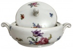 Terrina em porcelana europeia, provavelmente tchecoslovaca, com tampa e alças laterais, decorada com delicados motivos florais policromados em estilo clássico e frisos dourados. Marca de manufatura na base Made in Czechoslovakia. Peça elegante para composição de mesa posta ou coleção de porcelanas antigas. Mede 29,5cm.