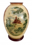 Vaso em vidro artístico opalinado, ricamente decorado com cenas campestres pintadas à mão, incluindo arquitetura rural, figura em movimento e elementos florais estilizados. Acabamento em tons quentes com base e borda em nuance âmbar. Peça de caráter narrativo e decorativo, de grande apelo visual para ambientes clássicos. Mede 27 cm.