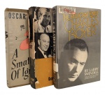 CINEMA - Lote composto por 3 livros importados biográficos e autobiográficos em língua inglesa, incluindo A Smattering of Ignorance, de Oscar Levant; The Gary Cooper Story, de George Carpozi Jr.; e The Reluctant Lover: Charles Boyer, de Larry Swindell. Exemplares encadernados, apresentando sinais de uso e desgaste compatíveis com a idade. Medidas aproximadas: 15 x 22 cm.