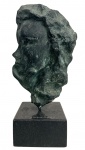 SUZANA LEVY - (Rio de Janeiro, 1937  Rio de Janeiro, 2023)  Escultura em bronze patinado representando rosto feminino estilizado, de linguagem expressionista e forte caráter contemporâneo, assinada. Montada sobre base em granito. Medida total: 34 cm de altura.
