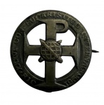 Insígnia/Broche Comemorativo em metal patinado, vazado, apresentando cruz estilizada com globo terrestre ao centro e inscrição circular: Congresso Eucarístico Internacional  Rio de Janeiro. Verso com alfinete original de fixação. Peça de caráter histórico-religioso e colecionável. Mede 2 cm.