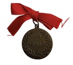 Medalha Comemorativa Ao Mérito, em metal patinado, apresentando no anverso inscrição AO MÉRITO envolta por ramos de louro em relevo. Verso com gravação numérica 9691 / 86. Acompanha fita de cetim vermelha para fixação. Peça de caráter honorífico e colecionável, em bom estado de conservação, com sinais compatíveis com o tempo e uso. Mede 3 cm.