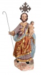 MINAS SEC. XIX - São José com o Menino Jesus, antiga imagem sacra em madeira entalhada e policromada, com douração e resplendor metálico. Produção luso-brasileira mineira, apresentando sinais de antiguidade e desgastes compatíveis com o tempo. Possui Menino Jesus, resplendor e cajado de metal. Olhos de vidro. Altura: 24,5 cm.