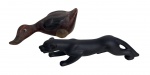 Par de esculturas decorativas em cerâmica, representando pato e pantera, com formas estilizadas e acabamento artístico. Peças de caráter ornamental, adequadas para decoração de interiores e coleções temáticas.Maior medindo 28 cm de comprimento
