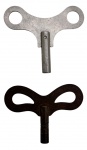 Par de chaves antigas para corda de relógios de parede, em metal, de modelos distintos, utilizadas para dar corda e regular mecanismos de relógios mecânicos. Peças de interesse para colecionadores e restauração. Medida da maior 7cm.