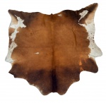 Tapete em couro bovino natural, com pelagem em tons de marrom, castanho e branco, apresentando desenho orgânico característico da pele. Peça decorativa de grande formato, ideal para salas, escritórios ou ambientes rústicos e contemporâneos. Medidas: 230 x 240 cm.