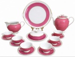 FRANCISCO BRENNAND - Serviço de café em porcelana Brennand, Recife, em elegante decoração na cor rosa com frisos dourados, composto por bule, leiteira, manteigueira com tampa, prato de bolo e 6 xícaras com pires. Marca de fábrica na base: Brennand  RecifeBrasil. Conjunto de época, ideal para coleção ou decoração. Perda no bico do bule. Medida do maior 30 cm.