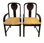 ART DECO - Par de cadeiras de braços em madeira, estilo Art Déco, com encostos vazados e elementos entalhados em relevo, assentos estofados. Uma das cadeiras necessita de fixação estrutural. Medidas: 106 x 56 cm.