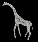 HUMBERTO DE CASTRO  Escultura representando girafa, executada artesanalmente em arame galvanizado reciclado, com estrutura vazada e linguagem contemporânea voltada à arte sustentável, característica da produção do artista. Mede