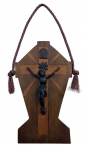 Antigo crucifixo de altar ou parede, em madeira com marchetaria geométrica, apresentando Cristo em metal patinado e plaqueta INRI. Acompanha cordão trançado de época para suspensão. Marcas do tempo. Medidas: 29 x 20 cm.