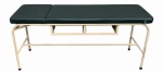 Maca clínica com cabeceira reclinável, estrutura tubular metálica com acabamento em pintura clara e leito estofado revestido em courvin verde. Apresenta regulagem manual do encosto, em estado de conservação compatível com o uso, com desgastes e pequeno rasgo no revestimento. Medidas: 180 cm (comprimento)  63 cm (largura)  82 cm (altura).