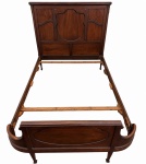 ART NOUVEAU - Cama de casal em madeira nobre, com elegante trabalho de marchetaria e painéis almofadados, cabeceira e peseira de linhas clássicas, adornada por aplicações em bronze nos cantos superiores. Estrutura desmontável, de ótima presença decorativa, ideal para compor ambientes clássicos. Peseira abaulada nas laterais. De estilo e periodo ART NOUVEAU. Necessita restauro na fixação. Medidas: 205 cm (comprimento)  143 cm (largura)  132 cm (altura).