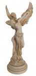 Escultura alegórica em resina patinada, representando casal alado em composição romântica de inspiração Art Nouveau, sobre base circular. Rica em detalhes anatômicos e no movimento das asas, conferindo grande efeito decorativo. Medidas: 45 cm de altura.