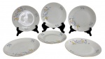 TCHECOSLOVAQUIA - Conjunto com 6 pratos em porcelana MZ Czechoslovakia (Moritz Zdekauer  Altrohlau), decoração policromada estilizada com motivos florais e folhagens, borda dourada. Marcados na base. Medem 19 cm de diâmetro cada. Produção do período pós-1945 da tradicional manufatura tcheca. Mede 19 cm diâmetro.