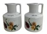 Par de galheteiros para azeite e vinagre, em porcelana Veracruz, decoração floral policromada, identificados Azeite e Vinagre. Marca na base. Em bom estado de conservação. Medidas: 10 cm de altura.
