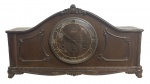 Relógio francês de lareira manufatura Sorel, dito carrilho, caixa em madeira entalhada com mostrador em algarismos romanos e mecanismo de corda, visor em vidro côncavo. Peça de elegante desenho clássico. Anos 30. Funcionamento desconhecido. Toca melodia a cada 15 minutos. Medidas: 55  30 cm