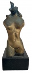 SUZANA LEVY (Rio de Janeiro, 19372023). Escultura em bronze dourado representando torso feminino estilizado, com composição contemporânea que une formas orgânicas e elemento texturizado, apresentando pátina em tons dourados e verde-azulados, sobre base em mármore negro com placa. Mede 32 x 12 cm.
