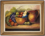 Natureza-morta, óleo sobre tela, representando composição com frutas em fruteira e jarro de cerâmica. Obra assinada no canto inferior direito, emoldurada em elegante moldura de madeira patinada. Medida da obra: 60  80 cm. Medida total: 81  102 cm.