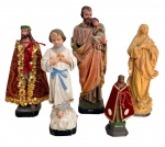 Lote composto por cinco esculturas sacras em estuque policromado, representando santos e figuras devocionais, incluindo São José com o Menino Jesus, Nossa Senhora e outras imagens com vestimentas têxteis ornamentadas. Apresentam sinais de uso e desgastes compatíveis com o tempo. Possui perdas. Maior peça: 27 cm de altura.