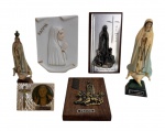 Lote de objetos religiosos dedicados a Nossa Senhora de Fátima, composto por seis peças decorativas, incluindo imagens em resina e metal, placas devocionais e quadro de parede, em diferentes materiais e acabamentos. Um em biscuit europeu. Conjunto ideal para coleção ou ambientação religiosa. Maior peça: 11 cm de altura.