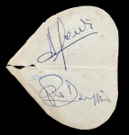 Antigos autógrafos de próprio punho em papel, frente e verso, década de 1950/1960. Conjunto composto por recorte de papel contendo assinaturas manuscritas em tinta azul em ambas as faces. Apresenta vincos, rasgos e marcas do tempo, compatíveis com a idade. Possivelmente artistas estrangeiros que visitaram o Rio de Janeiro neste período. Medidas: 8 x 8 cm.
