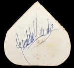 Antigos autógrafos de próprio punho em papel, frente e verso, década de 1950/1960. Conjunto composto por recorte de papel contendo assinaturas manuscritas em tinta azul em ambas as faces. Apresenta vincos, rasgos e marcas do tempo, compatíveis com a idade. Possivelmente artistas estrangeiros que visitaram o Rio de Janeiro neste período. Medidas: 8 x 8 cm.