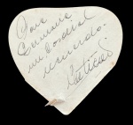 Antigos autógrafos de próprio punho em papel, frente e verso, década de 1950/1960. Conjunto composto por recorte de papel contendo assinaturas manuscritas em tinta azul em ambas as faces. Apresenta vincos, rasgos e marcas do tempo, compatíveis com a idade. Possivelmente artistas estrangeiros que visitaram o Rio de Janeiro neste período. Medidas: 8 x 8 cm.