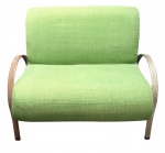 Poltrona de design moderno, estrutura tubular metálica com braços em linhas curvas e estofamento em tecido verde. Peça de visual contemporâneo, confortável e versátil para ambientes residenciais ou comerciais. Apresenta sinais naturais de uso compatíveis com a idade. Marcas do tempo. Medidas: 90 x 85 x 109 cm.