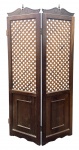 Biombo de madeira com duas folhas articuladas, apresentando painéis superiores em treliça vazada e painéis inferiores almofadados. Arremate superior recortado com pináculos torneados, em estilo colonial. Peça decorativa e funcional, ideal para divisão de ambientes.Medidas: 183 cm (altura)  100 cm (largura total)  50 cm (cada aba).