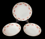 Conjunto de porcelana chinesa composto por 1 travessa e 2 tigelas, em porcelana branca com decoração floral policromada e detalhes dourados na borda. Base marcada Made in China  Jingdezhen, tradicional centro de produção de porcelanas chinesas. Em bom estado de conservação. Medida da maior: 24 cm.
