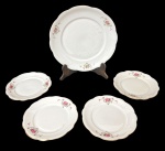 Conjunto para sobremesa composto por 5 pratos em porcelana branca esmaltada, com bordas onduladas, delicada decoração floral em policromia e filete dourado. Apresenta marcas naturais do tempo e de uso. Sendo uma maior para servir e 4 menores. Maior prato: 24 cm de diâmetro.
