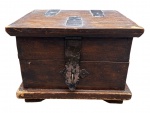 Baú de guarda em madeira, Brasil, século XIX. formato caixa retangular em madeira maciça, com ferragens originais em ferro forjado, tampa articulada reforçada por cintas metálicas, fecho frontal e base saliente. Peça de caráter utilitário, destinada à guarda de documentos, joias ou objetos de valor, preservando expressiva pátina de época e sinais compatíveis com o uso e a antiguidade. Baús como este eram comuns nas residências brasileiras dos séculos XVIII e XIX para armazenamento e transporte de bens. Medidas: 26 cm (altura)  38 cm (largura)  41 cm (comprimento).