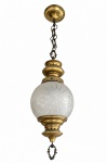 Lustre pendente antigo em metal dourado, com globo esférico em cristal fosco acidado e decorado com lapidação geométrica e motivos florais em relevo. Corrente original e acabamento de época. Peça decorativa de grande efeito para salas, halls ou varandas. Desgaste do tempo. Medidas: 82 cm de altura.