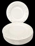 LIMOGES FRANÇA - Conjunto com 6 pratos em porcelana francesa Limoges, decoração em relevo com motivos de frutas e folhas, acabamento esmaltado na cor branca. Marca na base. Em bom estado de conservação. Ideal para mesa posta. Medidas: 19 cm de diâmetro (cada)