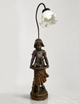 EMILE BRUCHON (atribuída)  Luminária escultórica em bronze patinado, representando jovem com cesto portando filhotes caninos, com braço curvo e tulipa em opalina francesa branco leitoso. França, período ART NOUVEAU, circo 1900. Mede 80 cm de altura.