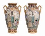PAR DE VASOS JAPONESES, em porcelana policromada, decoração com cenas orientais, figuras humanas, motivos florais e geométricos, com alças laterais. Período início do século XX. Medidas: 32 x 21 cm.