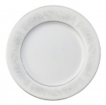 VARIG - Prato de coleção em porcelana NORITAKE, Japão, com decoração floral estilizada em prata, filetes em prata e marca VARIG NORITAKE JAPAN ao verso. Peça de serviço da VARIG, período meados do século XX. Discreto bicado verso.Diâmetro: 21 cm