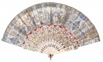 BELLE EPOQUE - Leque antigo com estrutura em marfim, ricamente decorado com pintura à mão, apresentando cena galante de inspiração clássica, ornamentação floral e motivos geométricos em azul, vermelho e dourado. Peça de grande interesse decorativo e colecionável, com sinais do tempo. Período 1880-1900 Belle Epoque. Proteção de cartão rígido no verso. Marcas do tempo. Mede: 50 x 28 cm.