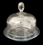 SAINT LOUIS - Elegante queijeira em denso cristal europeu translúcido, com prato e tampa, rica decoração ornamental em relevo e lapidação em ramalhete, pegador no formato de pinha. Peça clássica de belo efeito decorativo. Ideal para mesa posta. Medidas: 23,5 cm de diâmetro x 21 cm de altura.