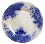PORTUGAL - Antigo prato raso em faiança portuguesa da FÁBRICA DE LOUÇA DE SACAVÉM, motivo TOGO, com decoração floral estampilhada em azul borrão sobre fundo branco, aba recortada e rico padrão ornamental de guirlandas.. Marca GILMAN & Cia.  SACAVÉM  PORTUGAL, período virada do século. Sinais de uso e manchas do tempo. Mede 25 cm diâmetro.