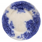 PORTUGAL - Antigo prato raso em faiança portuguesa da FÁBRICA DE LOUÇA DE SACAVÉM, motivo TOGO, com decoração floral estampilhada em azul borrão sobre fundo branco, aba recortada e rico padrão ornamental de guirlandas.. Marca GILMAN & Cia.  SACAVÉM  PORTUGAL, período virada do século. Sinais de uso e manchas do tempo. Mede 21,5 cm diâmetro.