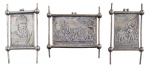 BRASIL HISTORICO - Trio de placas comemorativas do IV Centenário do Descobrimento do Brasil, 15001900, em metal espessura a prata, com molduras ornamentais e pátina de época. Composto por Pedro Álvares Cabral, Primeira Missa no Brasil e Desembarque de Cabral, conjunto alusivo às celebrações do centenário realizado em 1900. Peças de interesse histórico e decorativo. Período: início do século XX, c. 1900.Medidas do maior 8 x 8 cm.