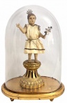 EUROPA SÉC. XIX - Rara imagem sacra representando Menino Jesus, esculpida em madeira nobre com vestes originais em tecido, apoiado sobre base vazada de estilo barroco, com olhos de vidro, portando resplendor de metal e bouquet de lírios de prata. Protegida por redoma de cristal translúcido no formato côncavo e base ovalada de madeira com acabamento em folha de ouro sobre 4 pés. Origem Portuguesa, meados SÉC.XIX. Medida da imagem com base 37cm. Medida total com redoma 46cm de altura X 34cm de comprimento.