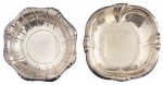 DUO DE FRUTEIRAS  de duas fruteiras de formatos distintos em metal espessurado a prata, uma circular e outra quadrilobada, com decoração em relevo e acabamento prateado. Peças de inspiração Art Déco, primeira metade do século XX. Medidas: 25 cm de diâmetro cada.