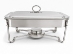 Réchaud/chafing dish St. James, em metal prateado, com tampa, refratário  e suporte. Acompanha caixa original. Sem uso. Medidas: 45 x 25 cm