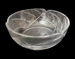 Centro de mesa em cristal translúcido, de formato circular, com elegante decoração em relevos curvos e borda ondulada. Acompanha caixa original. Diâmetro: 23,5 cm.